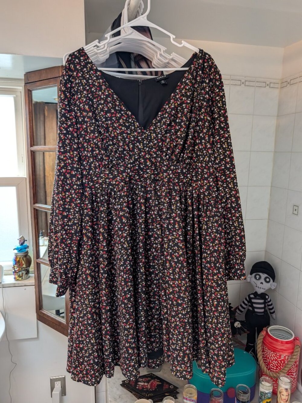 Torrid Black Ditsy Floral V-Neck Fit & Flare Dress Size 20 - Picture 2 of 5
